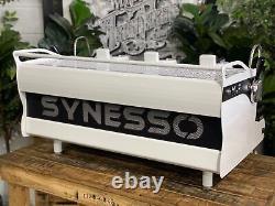 Machine à café expresso Synesso Mvp 3 Group personnalisée noir et blanc pour café-barista.