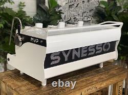 Machine à café expresso Synesso Mvp 3 Group personnalisée noir et blanc pour café-barista.