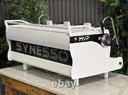 Machine à café expresso Synesso Mvp 3 groupes noire et blanche pour café commercial latte