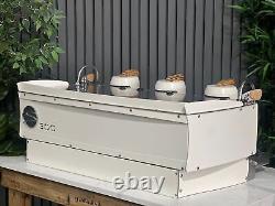Machine à café expresso Synesso S300 3 groupes blanc avec accents en bois - Commercial