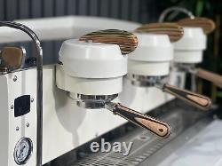 Machine à café expresso Synesso S300 3 groupes blanc avec accents en bois - Commercial