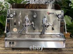 Machine à café expresso Wega Vela 2 en chrome pour café commercial, barista et latte.