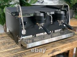 Machine à café expresso commerciale 2 groupes Synesso S200 en noir mat pour barista de café.