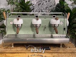 Machine à café expresso commerciale Synesso Cyncra 3 groupes, couleur verte, blanche et boisée
