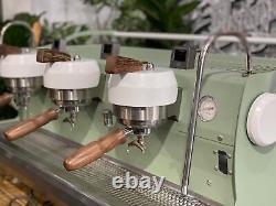 Machine à café expresso commerciale Synesso Cyncra 3 groupes, couleur verte, blanche et boisée