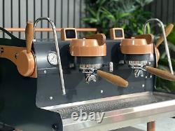 Machine à café expresso commerciale Synesso Mvp 2 Group personnalisée en bleu marine et marron