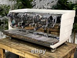 Machine à café expresso commerciale Victoria Arduino White Eagle 3 groupes blanc