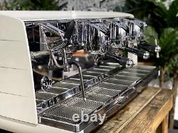 Machine à café expresso commerciale Victoria Arduino White Eagle 3 groupes blanc