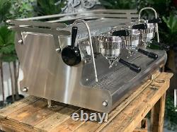 Machine à café expresso commerciale en acier inoxydable à trois groupes Synesso Cyncra.