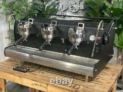 Machine à café expresso commerciale personnalisée Synesso Cyncra 3 groupes en noir mat.
