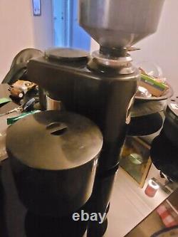 Machine à cappuccino et espresso Fracino 2 groupes, moulin à café La Pavoni, boîte à déchets.